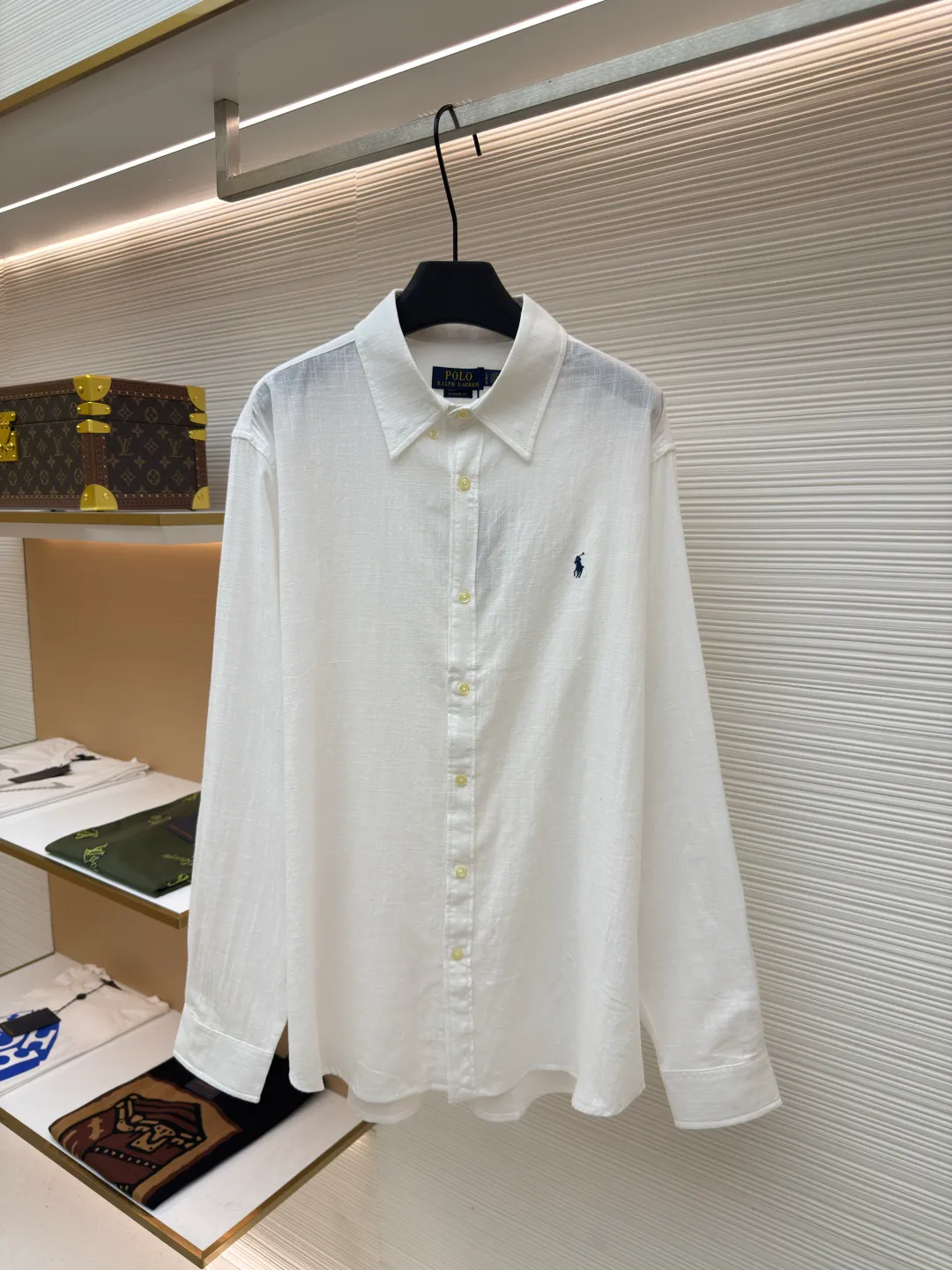 Ralph Lauren embroidered linen shirt ●Original version: Purchased and developed at 1690 ●Item number: 1680732-A75 ●Material: linen fabric ●Technology: embroidery production ●Version: fitted version ●Weight: about 235 grams ●Size: S-M-L-XL ●Description: Selected high-quality linen material with natural texture and breathability, tight and smooth, comfortable and skin-friendly, elegantly presented with a deep ink color The exquisite red pony mark is embellished, like a smart flame in the dark night. The clever design of the outer I-shaped pleated split back shoulder adds a sense of agility and detachment, and contains the soul of fashion in a minimalist shape. Adopt imported machine embroidery technology, use advanced computer control system and precision mechanical components to achieve the iconic pony embroidery operation with high precision and smooth and delicate lines. Adopting side-turning and embedded clamping stitching technology, it is smooth and tidy. The fabrics have been carefully washed and have a better feel and texture. They are not easy to deform, shrink or fade, and maintain long-term beauty. The overall wiring is straight and delicate, the fabric is comfortable and soft, and the color is consistent without color difference. It can be matched with the same style to create a fashionable look and control various occasions. Customized accessories, complete with three standards, same style for men and women!